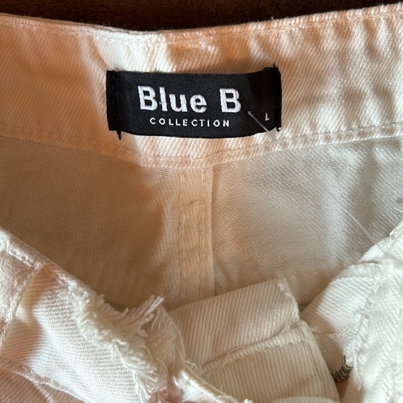 New white shorts - Picture 3 of 7